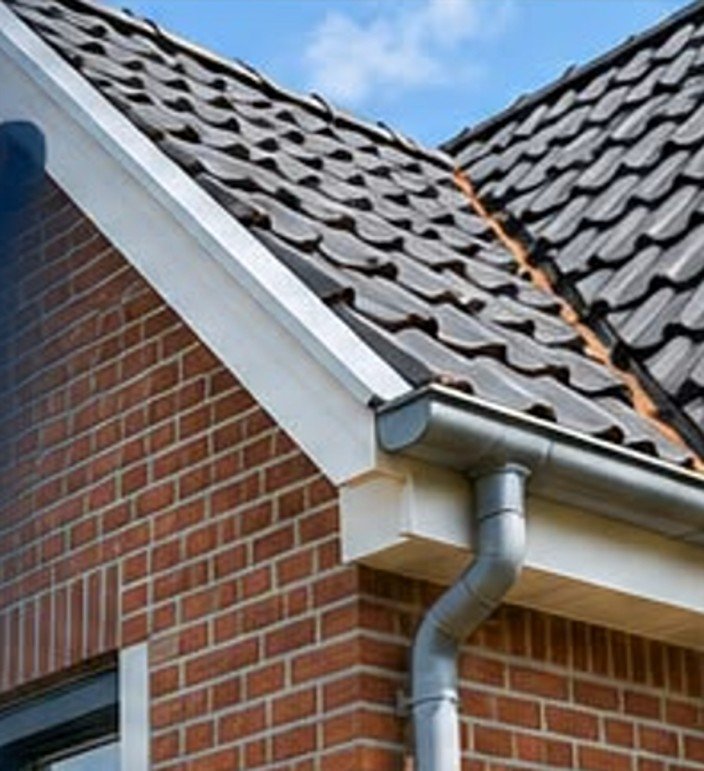 Detail van dakgoot, regenpijp en gevel